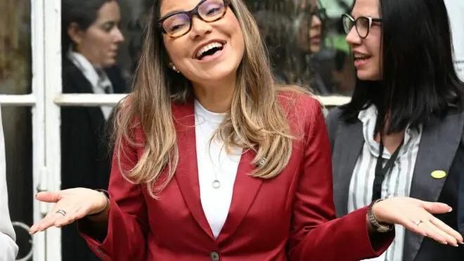 Janja chama jornalistas de “vira-latas” e tenta culpar bolsonaristas por fala vergonhosa