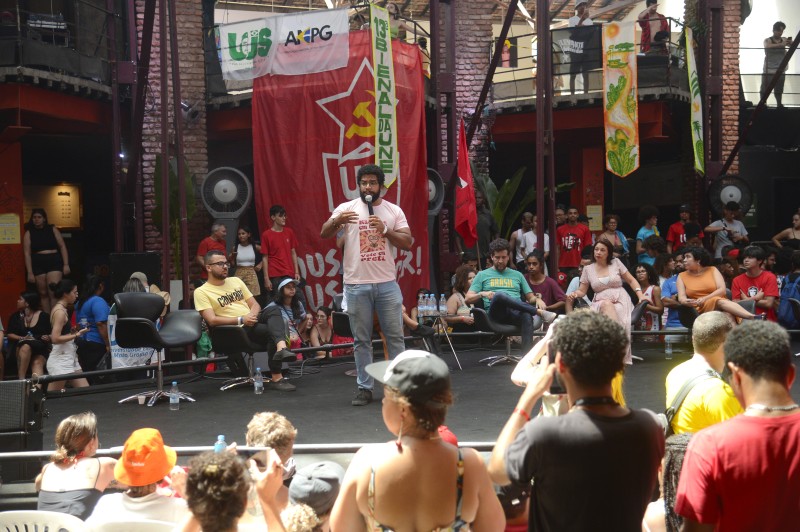 UNE discute estratégias de comunicação contra extrema-direita