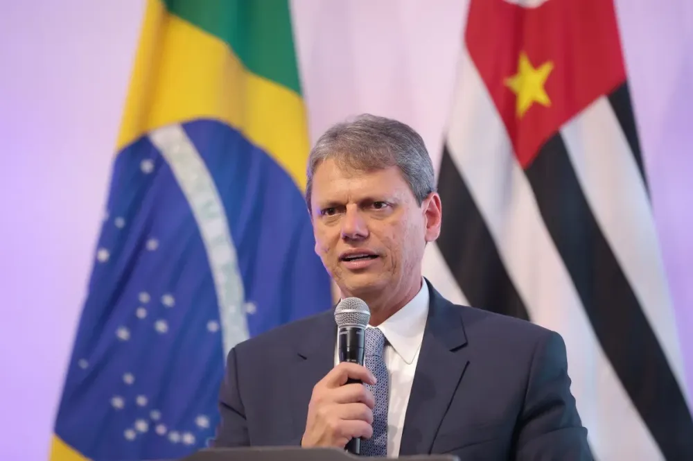 Tarcísio corre para conter crise após apoiar tarifa de Trump que ameaça 110 mil empregos no Brasil