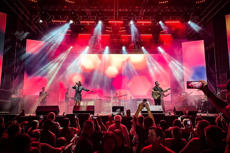 Público vibra com Maria Cecília & Rodolfo e cantor Santiago em shows gratuitos no Litoral