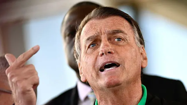Bolsonaro contra-ataca fora do Brasil e escancara perseguição orquestrada por STF e governo Lula