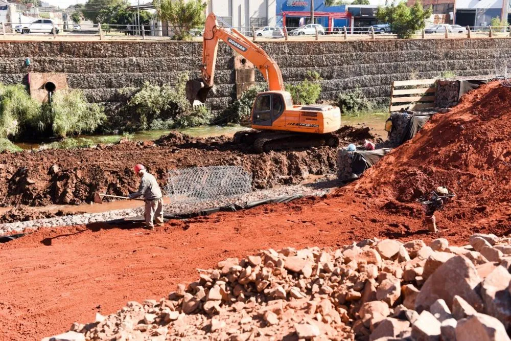Obras de contenção no Rio Anhanduí avançam com 50% concluídos e prometem mobilidade segura na Avenida Ernesto Geisel
