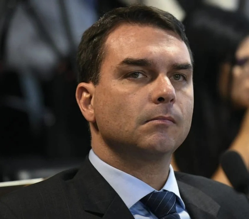 Flávio Bolsonaro denuncia Randolfe por tomar celular de youtuber