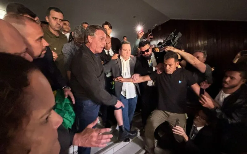 Moraes recua, mas impõe limite: Bolsonaro pode dar entrevistas, desde que não viralize