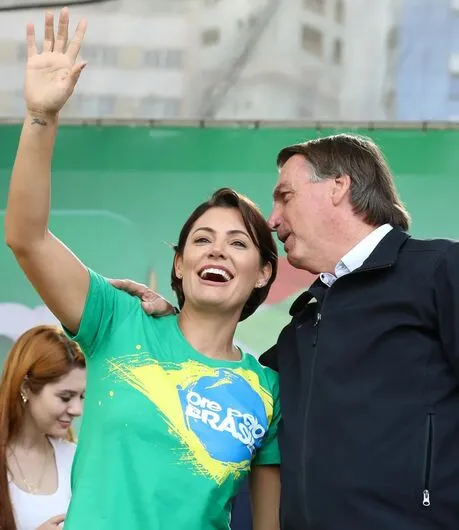 Michelle Bolsonaro tenta assumir protagonismo político em meio ao silêncio do marido e à ausência de Eduardo