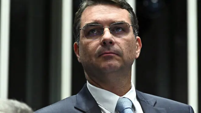 Flávio Bolsonaro compara Moraes a viciado e diz que ministro precisa de internação compulsória