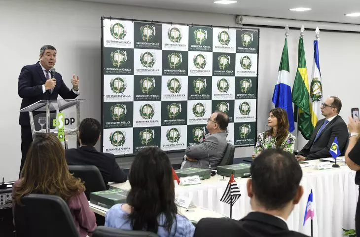 Riedel promete zerar a pobreza extrema até 2026 e destaca papel da Defensoria Pública