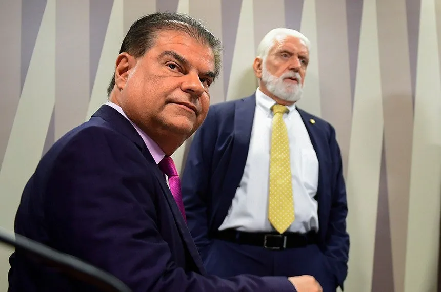 Senadores brasileiros embarcam para os EUA armados contra tarifas de Trump