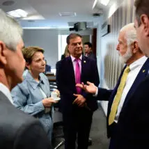 Senadores de MS tentam conter tarifaço de Trump em missão diplomática nos EUA