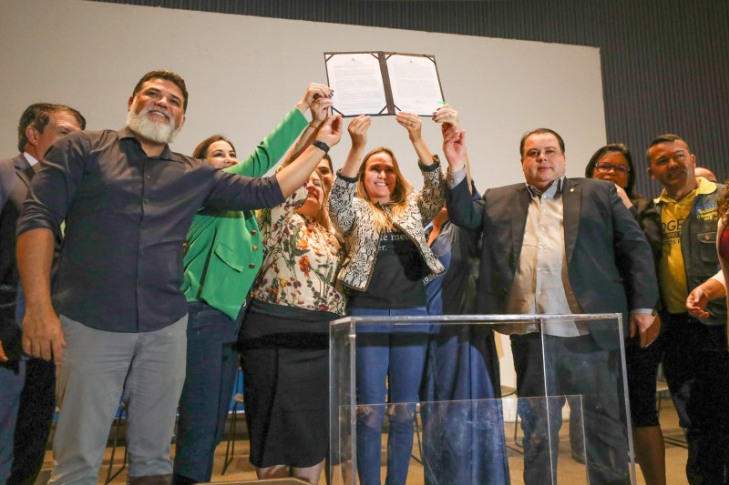 Governadora em exercício assina nomeação de 1.236 novos servidores da Saúde