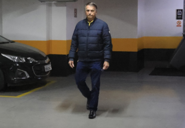 Bolsonaro ironiza restrições e culpa STF por silêncio: “Até o tarifaço do Trump jogam na minha conta”