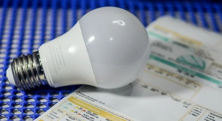 Conta de luz sobe em agosto com taxa extra de R$ 7,87 a cada 100 kWh