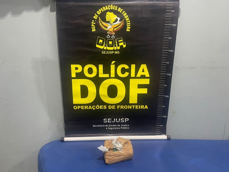 Mulher é presa pelo DOF com pasta base de cocaína em veículo de aplicativo