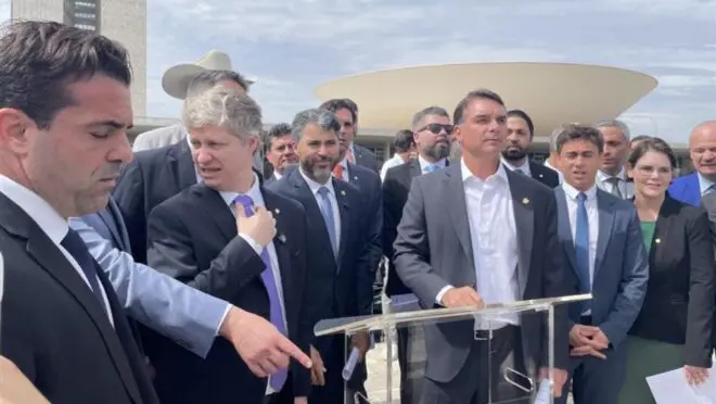 Flávio Bolsonaro convoca Congresso a reagir com “pacote da paz”: anistia ampla e impeachment de Moraes