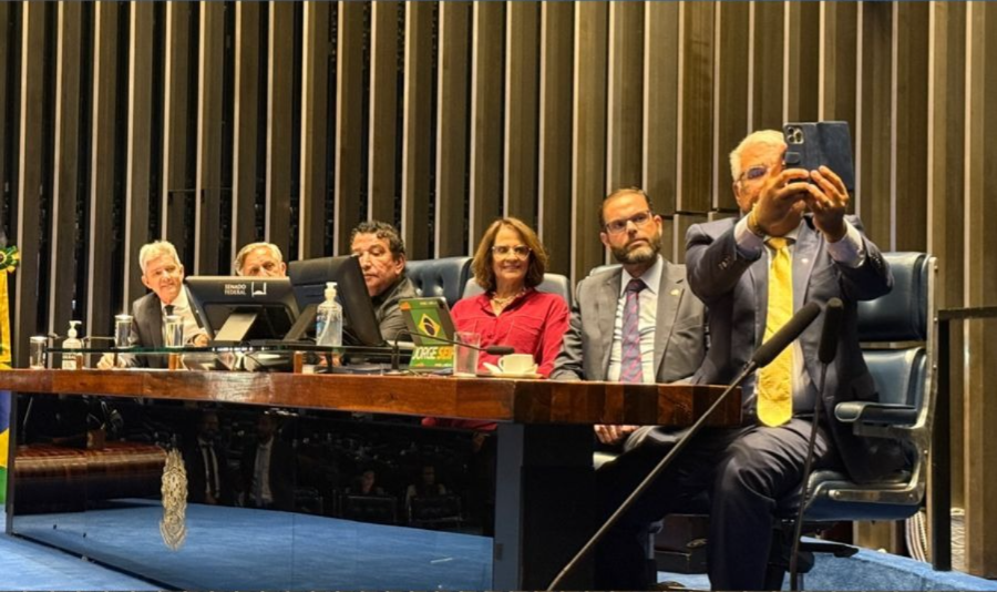 Senadores ocupam mesa do Senado e denunciam “estado de exceção” após prisão domiciliar de Bolsonaro