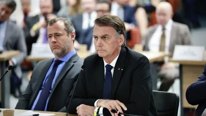 Prisão de Bolsonaro desestabiliza base de Lula e oposição pressiona Congresso contra Moraes