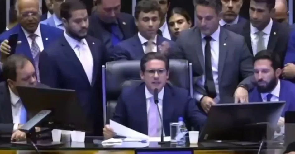 PL parte para cima de Camila Jara e promete ação após confusão na Câmara