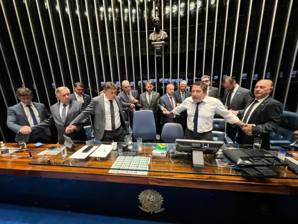 Direita reage e paralisa Congresso contra perseguição a Bolsonaro e avanços autoritários