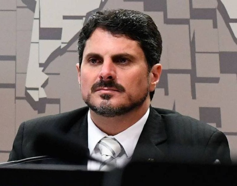 Do Val afirma que “objetivo foi alcançado” em versões contraditórias sobre Bolsonaro