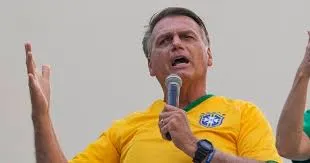 Bolsonaro no banco dos réus: julgamento no STF expõe limites da democracia brasileira