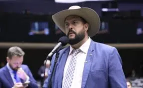 Zé Trovão ameaça Moraes no plenário e depois recua: “Não é destruir vidas, mas corrigir injustiças”