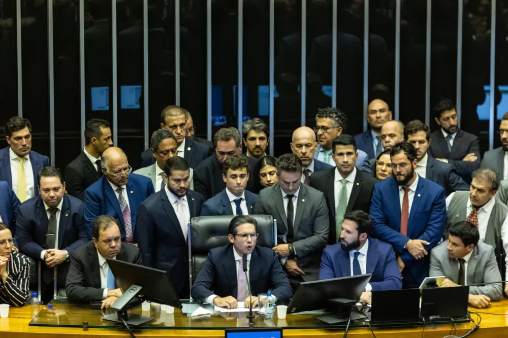 Câmara avança para votar PEC que amplia blindagem de parlamentares contra o STF