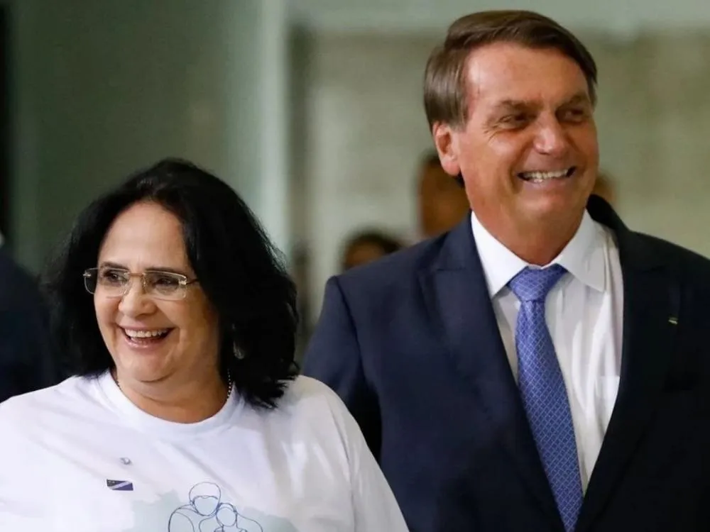 Alexandre de Moraes autoriza visita de Damares a Bolsonaro antes de julgamento no STF