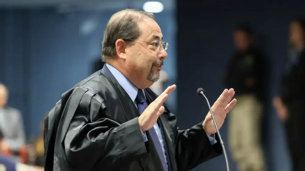 Defesa de Bolsonaro assume protagonismo e desmonta acusações da PGR no STF