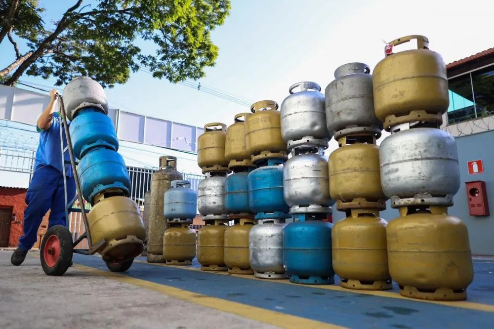 Governo lança programa Gás do Povo e promete botijão gratuito para 15,5 milhões de famílias