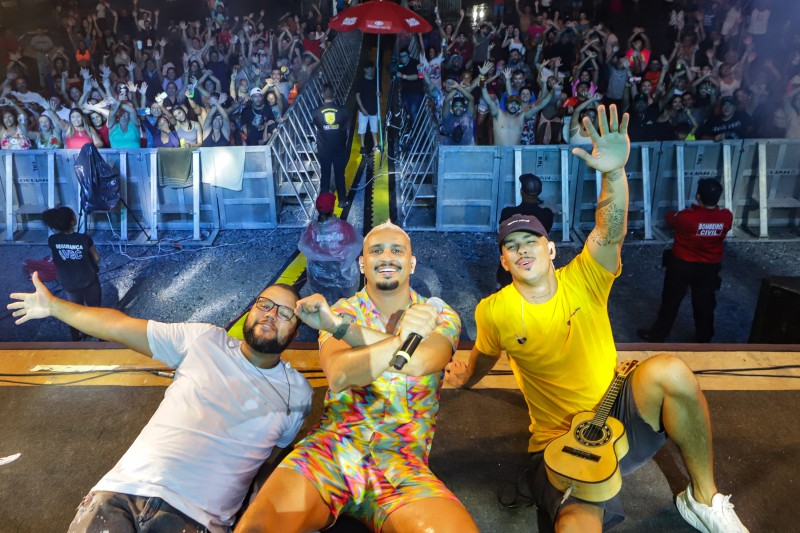 Em clima de pré-Carnaval, Ara Ketu e Sempre Tem espantam a chuva e animam o Litoral