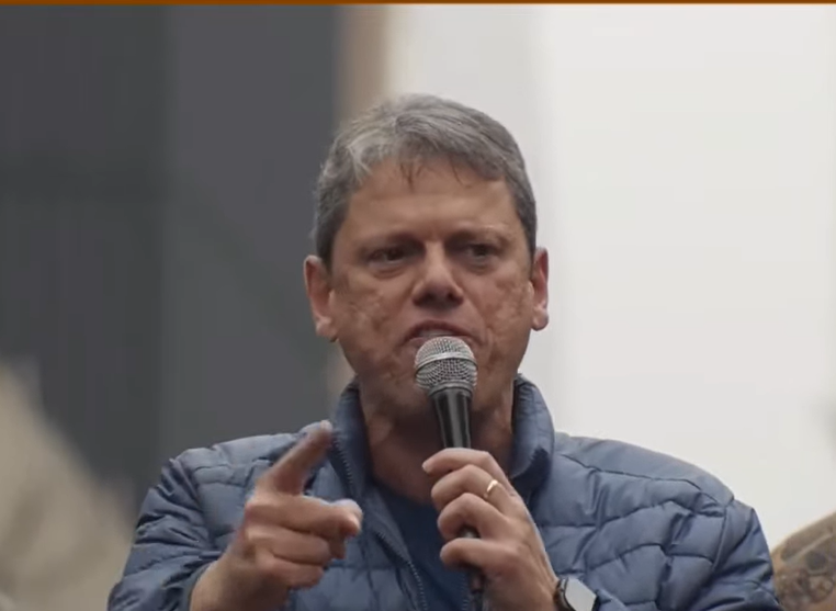 Tarcísio defende anistia e provoca tensão na centro-direita enquanto se consolida no bolsonarismo