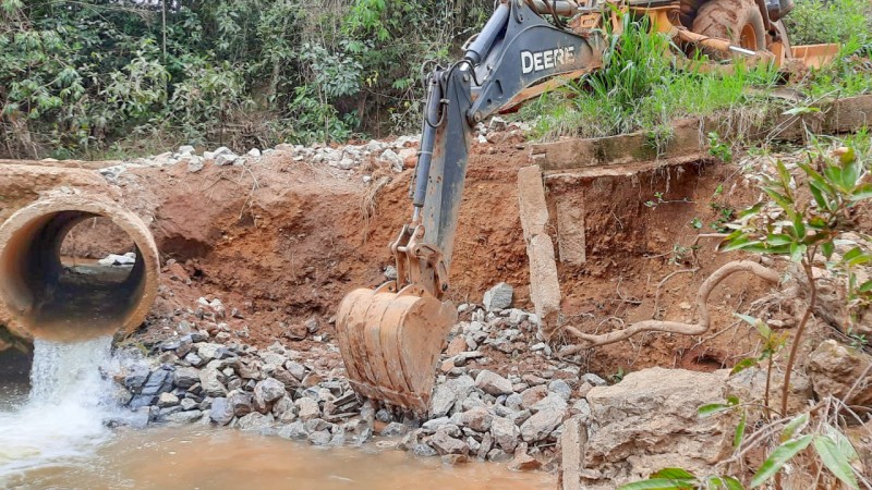 Força-tarefa do GDF Presente constrói vala de drenagem no Córrego da Coruja