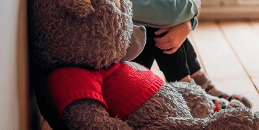 Horror em Corumbá: menina denuncia estupros do irmão do padrasto e suspeito pode estar na Bolívia