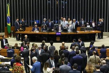 Congresso desafia STF: anistia ampla para atos de 8 de Janeiro provoca risco de crise institucional