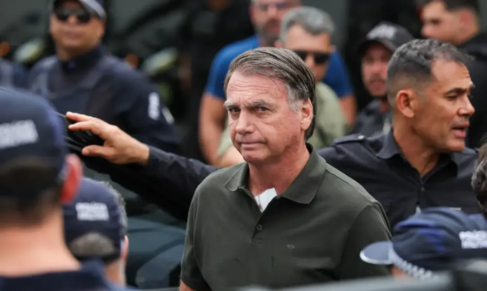 Bolsonaro pede autorização ao STF para receber aliados em prisão domiciliar