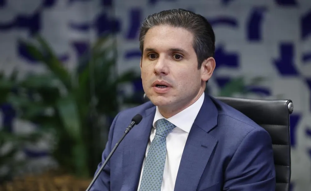 Hugo Motta trava votação da anistia e ignora pressão da oposição