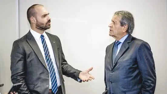 Guerra Interna no PL: Eduardo Bolsonaro ameaça deixar partido enquanto Valdemar Costa Neto joga alto pela anistia