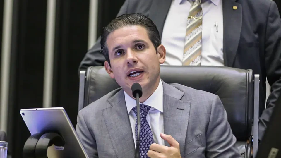 Hugo Motta usa isenção do IR como moeda política após derrota do governo na anistia