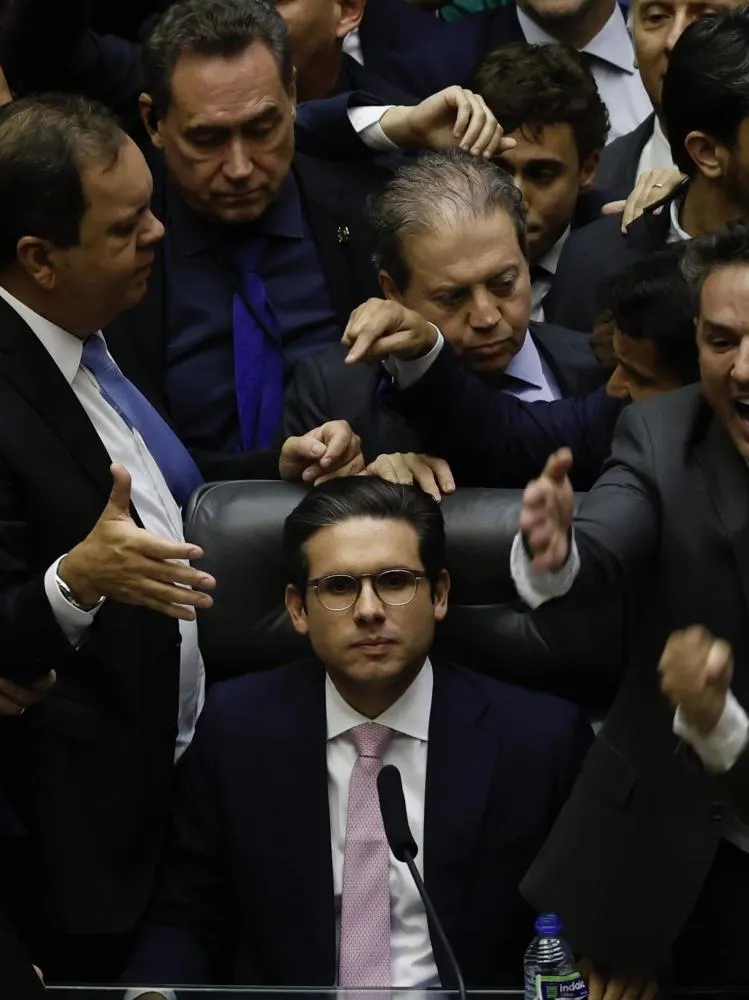 Protestos paralisam PL da Dosimetria e colocam Hugo Motta na mira da pressão popular