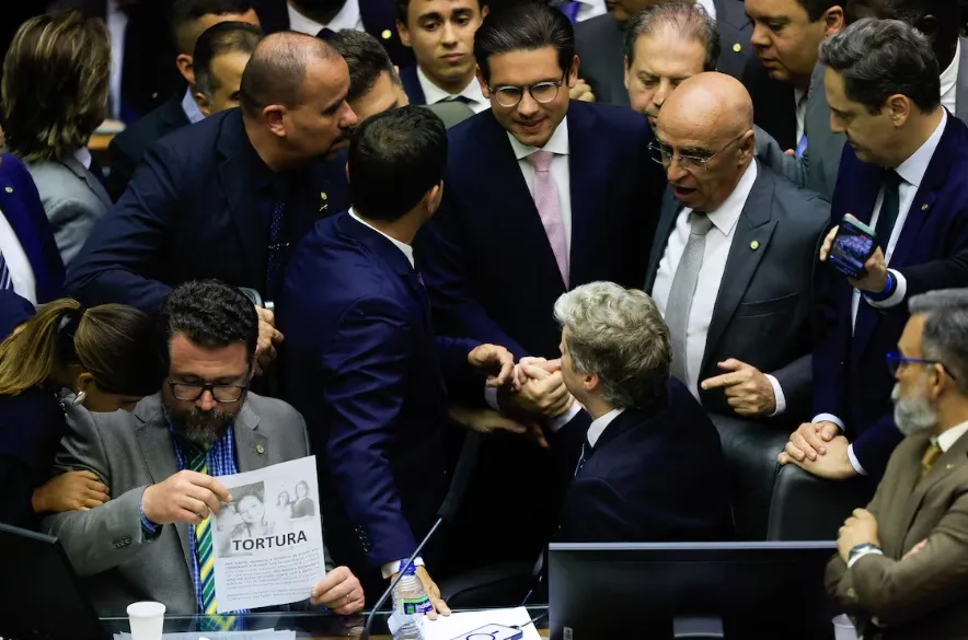 Câmara envia pedidos de suspensão de mandatos de deputados envolvidos na ocupação do plenário