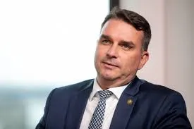 Flávio Bolsonaro desmente suposto apoio de Jair Bolsonaro a Tarcísio