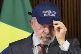 Lula aposta na bandeira da soberania enquanto economia trava: pacotes sociais e discurso diplomático tentam segurar popularidade
