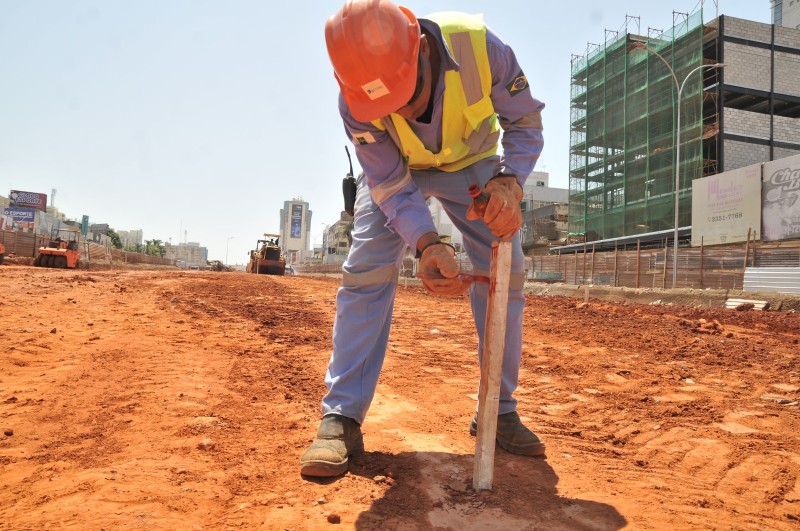 Começa a marcação da pista do BRT no boulevard do Túnel de Taguatinga