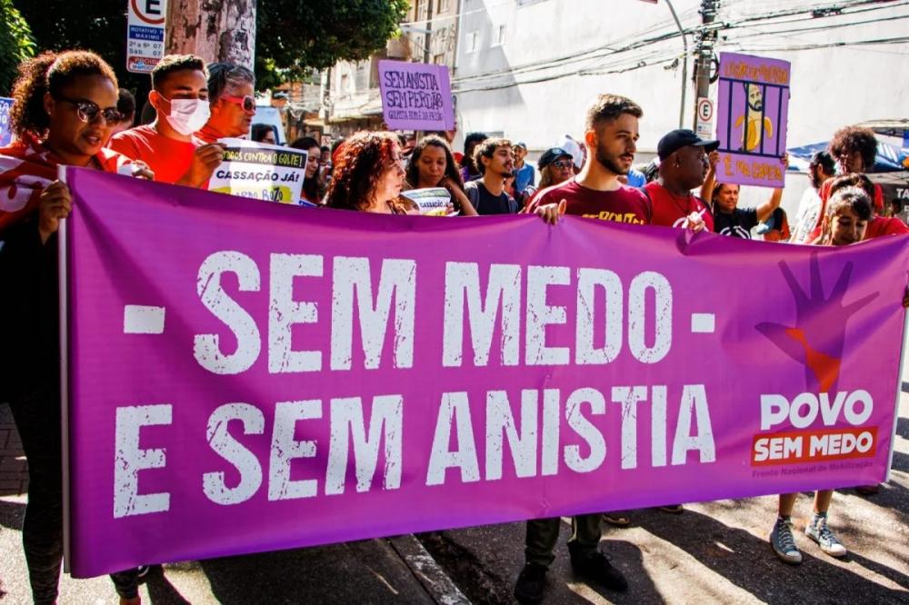 MTST acampa em frente escritórios de Zambelli e Eduardo Bolsonaro