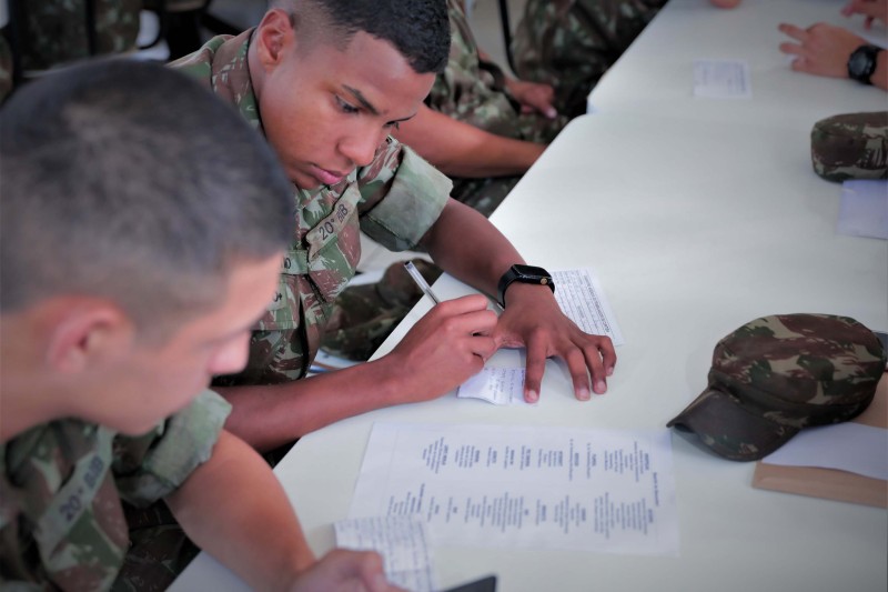 Mutirões de emprego atenderam 2,6 mil jovens do Paraná em janeiro
