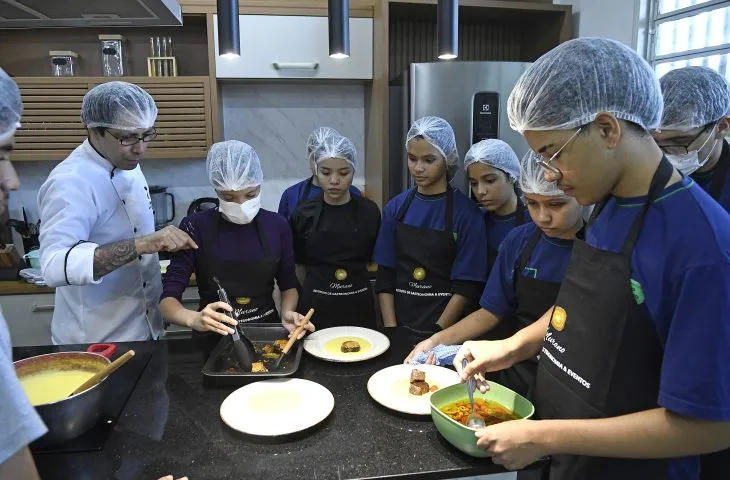 Jovens descobrem talentos na cozinha e iniciam carreira de Gastronomia em escola estadual