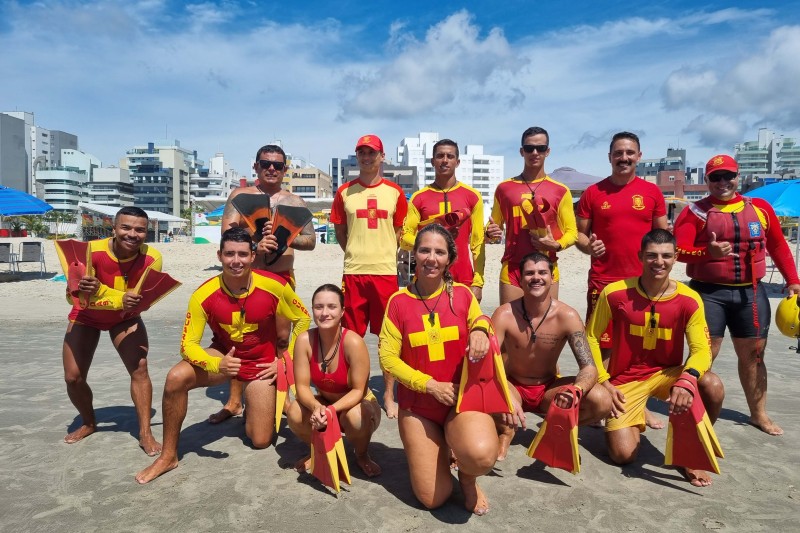 Bombeiros militares formam 35 guarda-vidas civis durante a temporada no Litoral