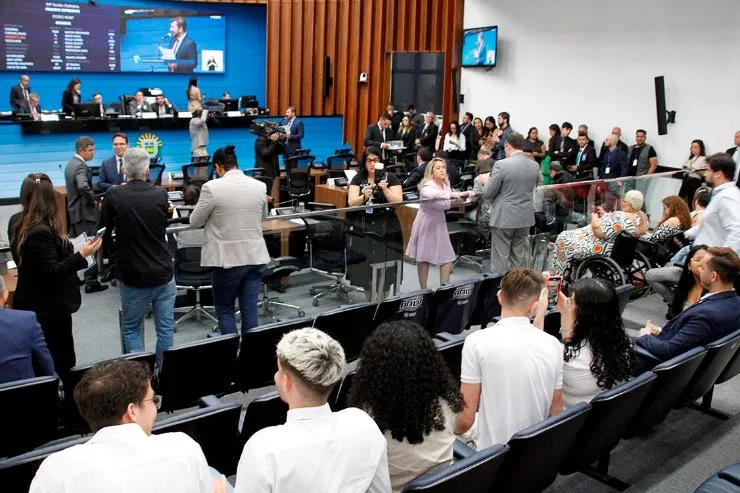 Assembleia Legislativa realiza homenagens a profissionais de rodeio e comunidades estrangeiras em semana de sessões solenes