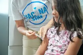 Campanha de multivacinação mobiliza pais em todo o país para atualizar cadernetas de crianças e adolescentes
