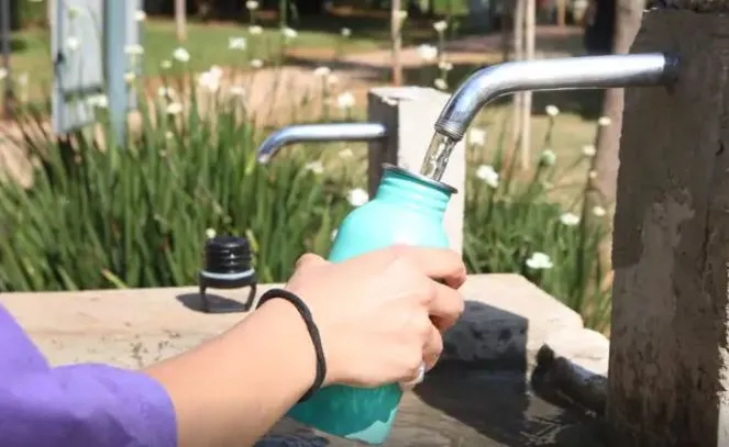 Adriane Lopes sanciona lei que vai instalar bebedouros públicos em Campo Grande